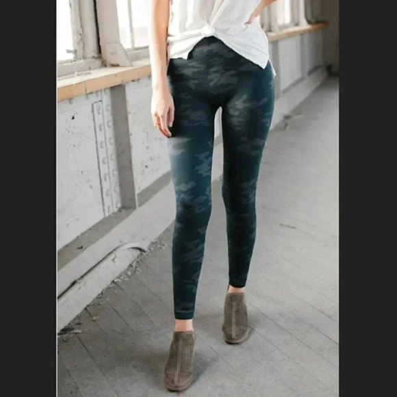 SPANX Look at Me Now Leggings Black Camo Compression Size Medium - Picture 7 of 7